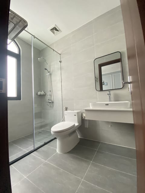 Standard Double Room Single Use | Bathroom | Rainfall showerhead, free toiletries, hair dryer, slippers