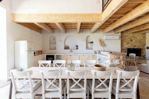 La cave du vigneron | Private kitchen | Full-size fridge, microwave, oven, stovetop