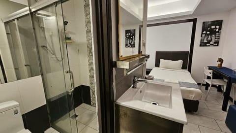 Superior Triple Room | Bathroom | Free toiletries