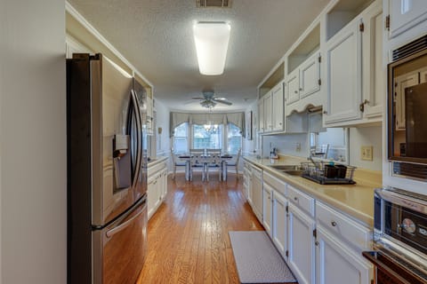 House (3 Bedrooms) | Private kitchen | Microwave, oven, stovetop, dishwasher