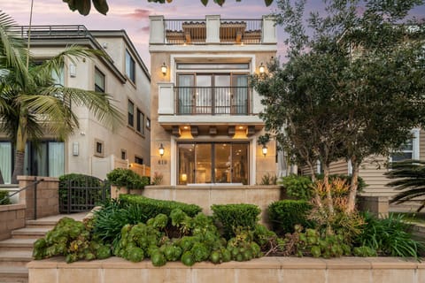 Welcome to our charming & pristine newly built beach home.