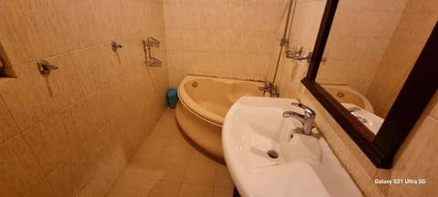 Basic Room | Bathroom | Hair dryer, bidet, towels, soap