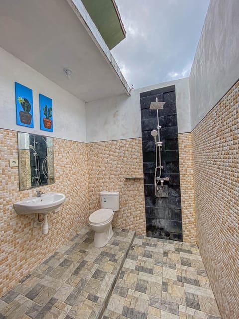 Superior Room | Bathroom | Shower, rainfall showerhead, towels, soap