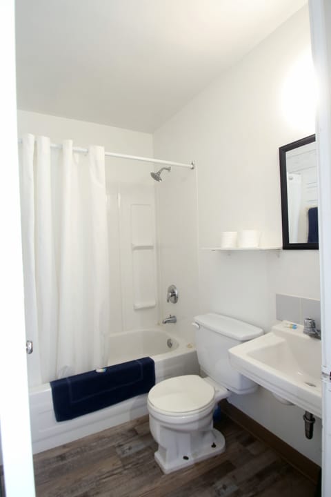 Standard Double Room | Bathroom | Towels, soap, toilet paper