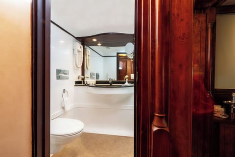 Junior Studio Suite | Bathroom | Combined shower/tub, deep soaking tub, hair dryer, bidet