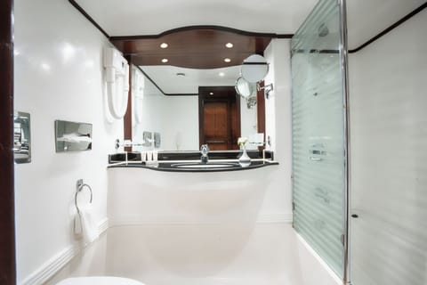 Junior Studio Suite | Bathroom | Combined shower/tub, deep soaking tub, hair dryer, bidet