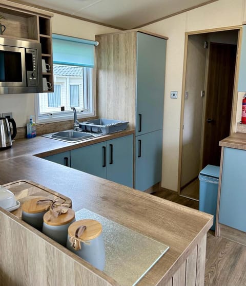 Chalet | Private kitchen | Fridge, microwave, oven, stovetop