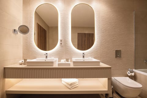 Exclusive Suite | Bathroom | Bathtub, free toiletries, hair dryer, slippers