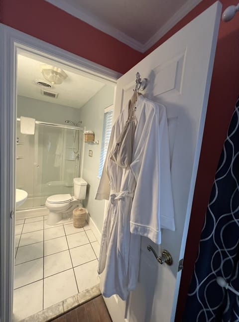 Deluxe Double Room | Bathroom | Hair dryer, bathrobes, slippers, towels