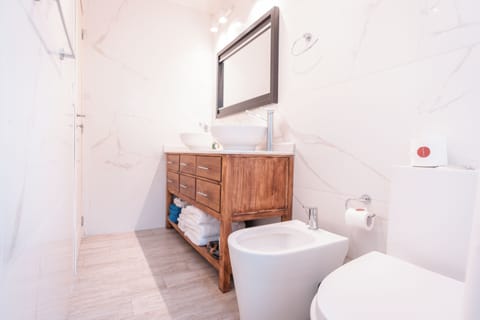 Standard Quadruple Room | Bathroom | Shower, free toiletries, hair dryer, bidet