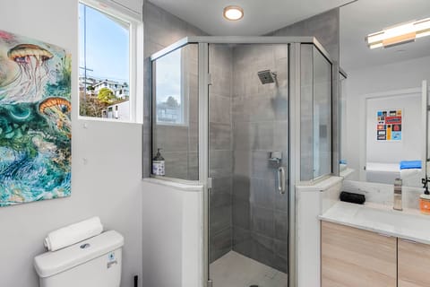 Basic Room | Bathroom | Free toiletries, hair dryer