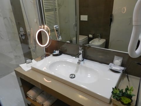 Standard Double Room, Accessible | Bathroom | Shower, rainfall showerhead, free toiletries, hair dryer