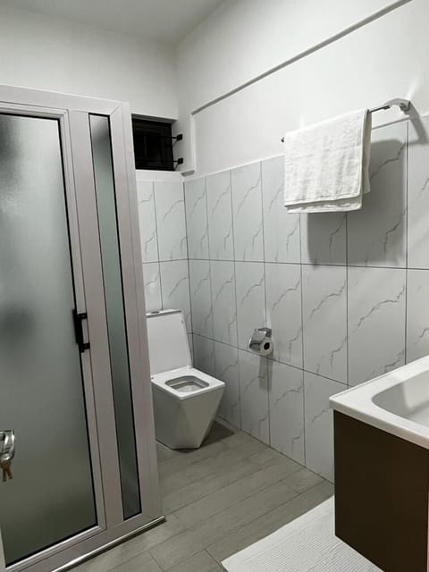 Basic Apartment | Bathroom | Hair dryer, towels, toilet paper