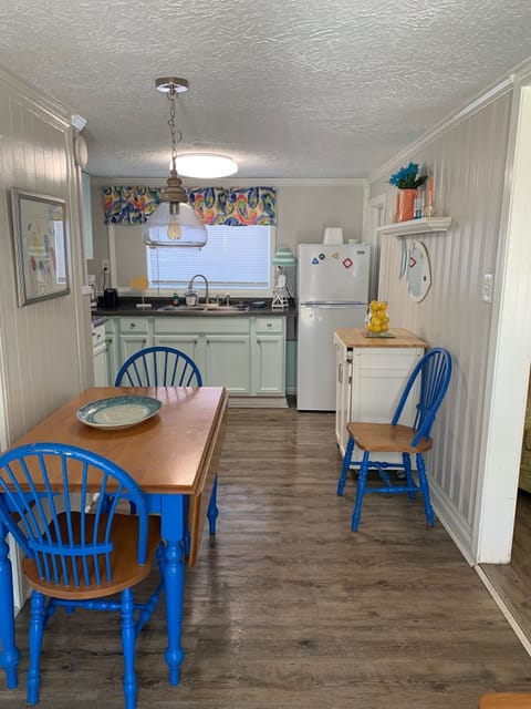 Flip Flop Cottages, 1 Bedroom, 1 Queen and 1 Twin Bed, 1 Bath with Front Porch | Private kitchen | Fridge, microwave, oven, stovetop