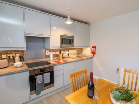 Cottage | Private kitchen | Fridge, dishwasher, electric kettle, toaster