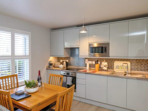 Cottage | Private kitchen | Fridge, dishwasher, electric kettle, toaster