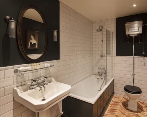 Superior Double Room, Ensuite | Bathroom | Shower, hair dryer, towels