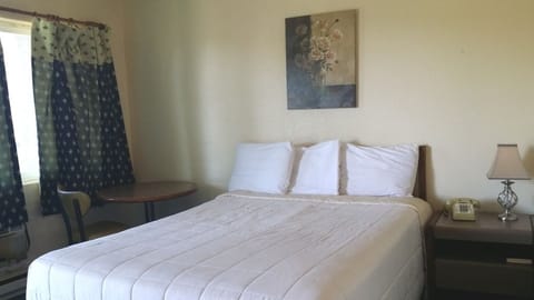 Basic Room, 1 Queen Bed | Rollaway beds, free WiFi, bed sheets