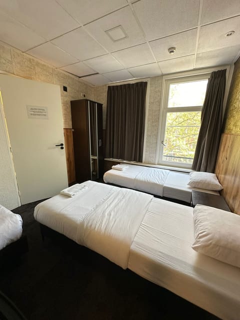 City Triple Room | Free WiFi, bed sheets