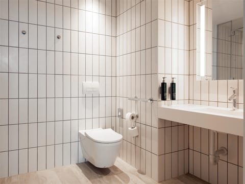 Shower, rainfall showerhead, free toiletries, hair dryer