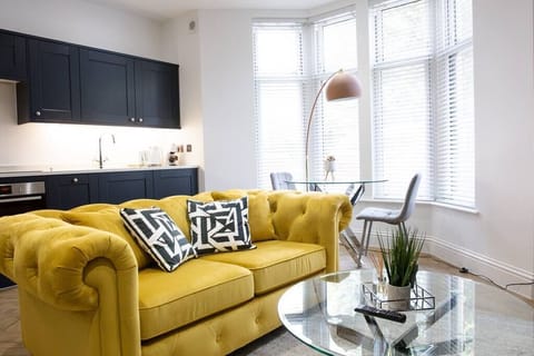 Large sofa to relax and unwind. Fully equipped kitchen.