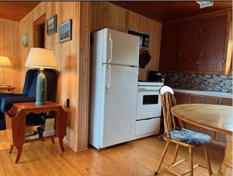 Classic Cottage | Private kitchen | Full-size fridge, microwave, oven, stovetop