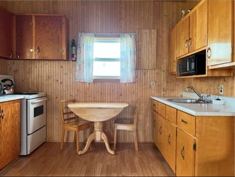 Comfort Cottage | Private kitchen | Full-size fridge, microwave, oven, stovetop