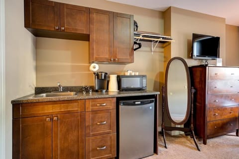 Classic Room | Private kitchenette | Coffee/tea maker