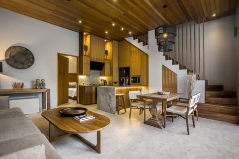 Deluxe Villa, 2 Bedrooms, Bathtub, Pool View | Dining room