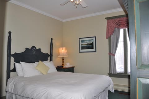 Standard Room, 1 Queen Bed | Desk, free WiFi, bed sheets