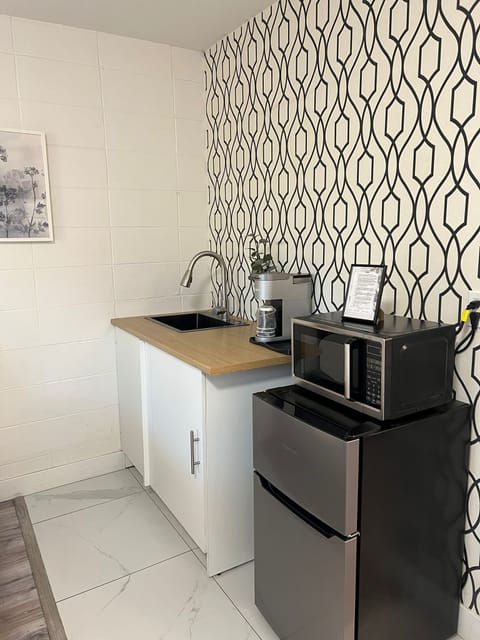 King Studio Suite | Private kitchen | Fridge, microwave, coffee/tea maker