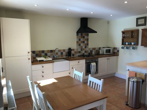 Cottage, 2 Bedrooms | Private kitchen | Electric kettle, dining tables