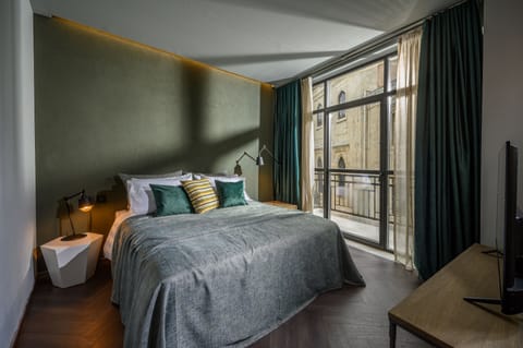 Double Room | Minibar, in-room safe, individually decorated, individually furnished