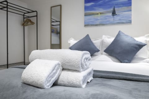 Apartment, Private Bathroom (A) | Egyptian cotton sheets, premium bedding, individually decorated