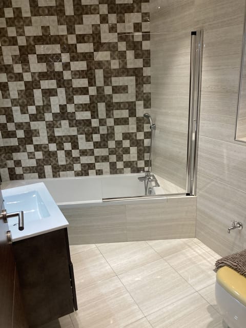 Classic Apartment | Bathroom | Free toiletries, hair dryer, bathrobes, towels