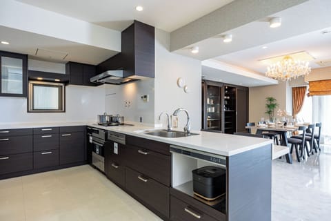 Premium Studio | Private kitchen | Full-size fridge, microwave, oven, stovetop