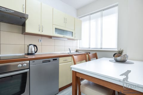 Fully equipped kitchen with dining area