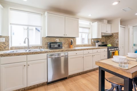 Fully equipped kitchen w/ a breakfast counter.