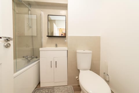 Apartment | Bathroom | Combined shower/tub, deep soaking tub, hair dryer, towels