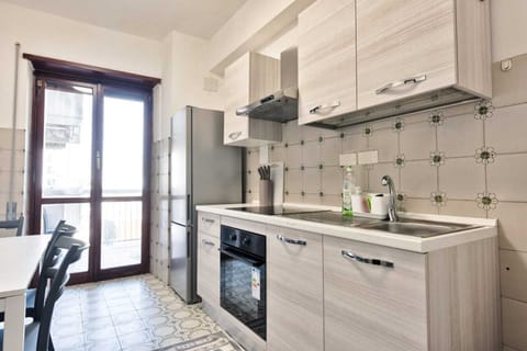 Full-size fridge, microwave, oven, stovetop