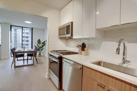 Business Apartment | Private kitchen | Fridge, microwave, oven, dishwasher