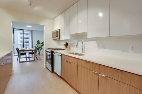 Business Apartment | Private kitchen | Fridge, microwave, oven, dishwasher