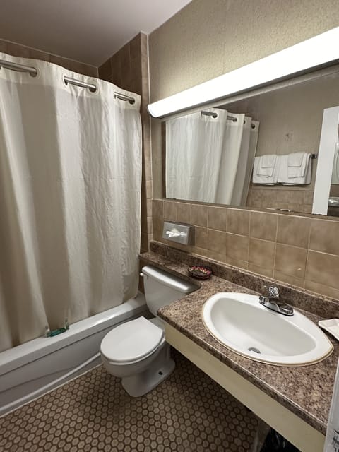 King Room | Bathroom | Towels, soap, shampoo, toilet paper