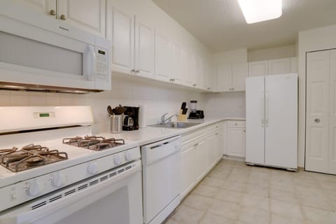 Business Apartment | Private kitchen | Fridge, microwave, dishwasher, coffee/tea maker