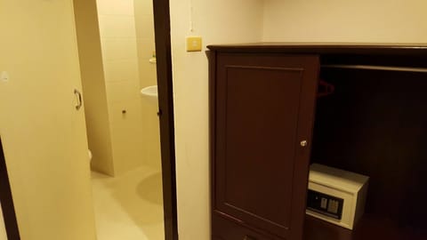 Superior Double Room | Bathroom | Shower, free toiletries, towels