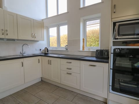 Dishwasher, cookware/dishes/utensils