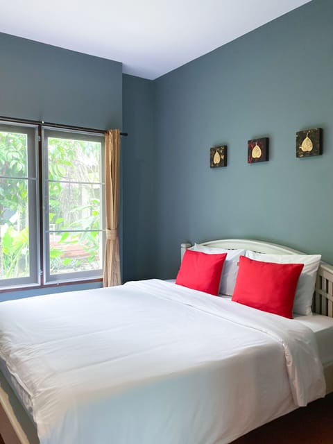 Deluxe Room, 1 Double Bed | In-room safe, individually decorated, blackout drapes, soundproofing