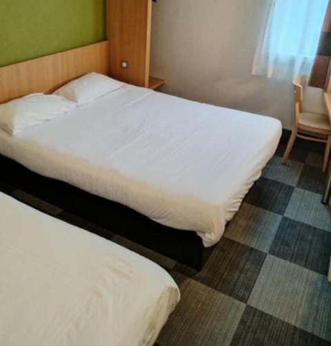 Triple Room | Desk, soundproofing, iron/ironing board, free WiFi