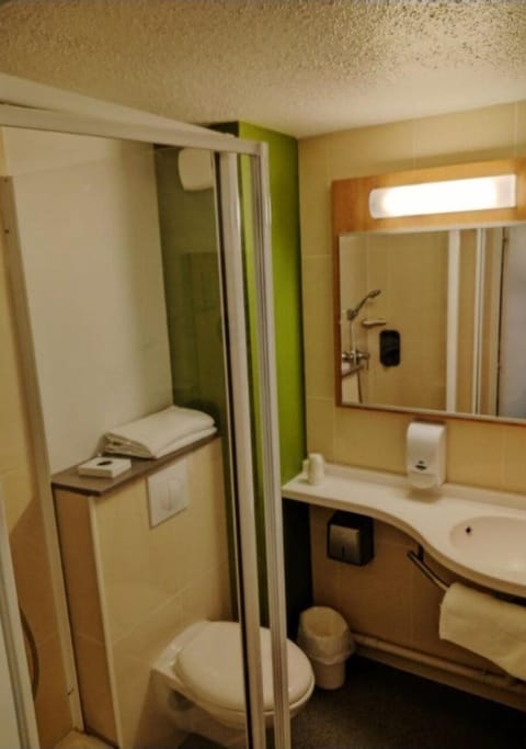 Desk, soundproofing, iron/ironing board, free WiFi