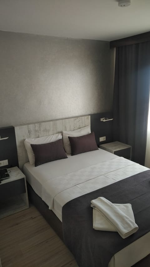 Luxury Suite, 1 Bedroom, Sea View | 1 bedroom, minibar, desk, laptop workspace
